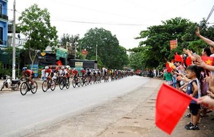 Người dân huyện Yên Châu (tỉnh Sơn La) đứng đợi cổ vũ đoàn đua từ sáng. 