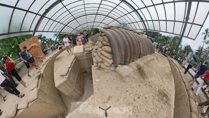  Nóc hầm lợp bằng các tấm ghi thép hình vòm, bên dưới là những bao cát xếp chồng lên nhau có khả năng chống chịu được nhiều loại hỏa lực khác nhau. Ngày nay du khách có thể nhìn thấy mái vòm sắt và các bao cát trên nóc hầm. Trước đây có một đường hào có mái che nối liền hầm tướng Đờ Cát với lô cốt trên đồi A1. Quân Pháp đã dùng các bao cát và ván gỗ để dựng nên đường hào này. 