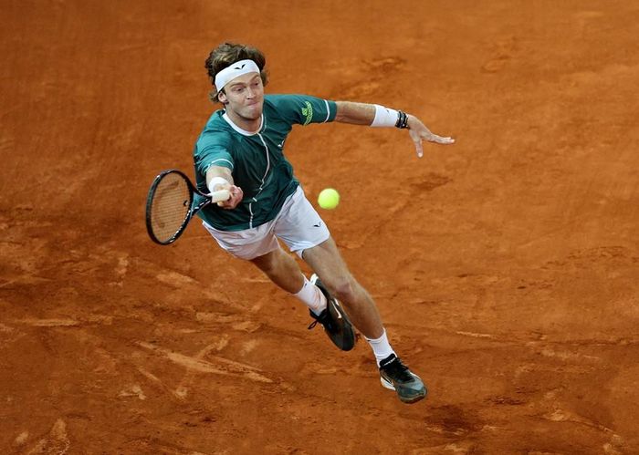 Rublev cũng thi đấu đầy nỗ lực, anh lấy lại tinh thần vào set 2, qua đó đánh bại Auger Aliassime với tỷ số 7-5. 