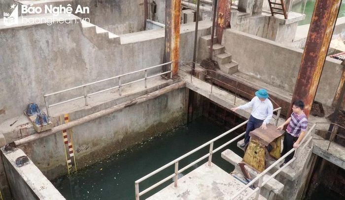  Mực nước tại Cống Nghi Quang xuống thấp. Ảnh: Phú Hương 