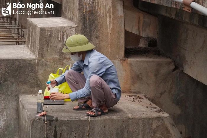  Đo nồng độ mặn là việc làm hàng ngày tại bara Nghi Quang nhằm kịp thời cảnh báo đến các đơn vị sử dụng nước và người dân dọc sông Cấm Ảnh: Phú Hương 