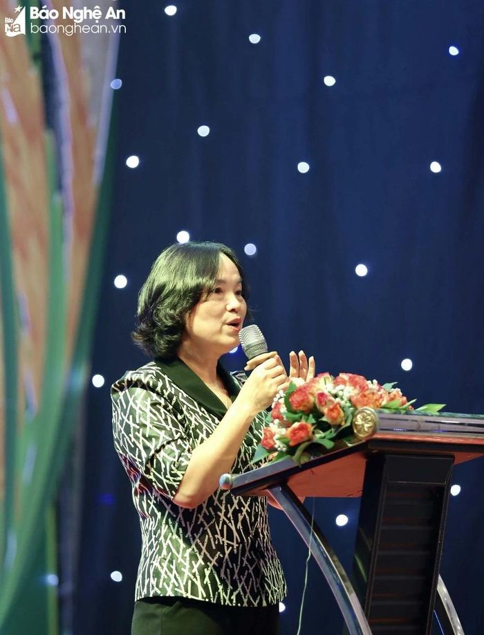 Bà Võ Thị Nhung - Phó Giám đốc Sở Nông nghiệp và Phát triển nông thôn nêu rõ: Qua 2 vụ sản xuất, bước đầu cho thấy SYN8 là giống lúa phù hợp, có phổ thích ứng rộng, thích nghi được điều kiện thổ nhưỡng, khí hậu của Nghệ An, đáp ứng được yêu cầu về cơ cấu mùa vụ ở vụ xuân. Ảnh: Phú Hương