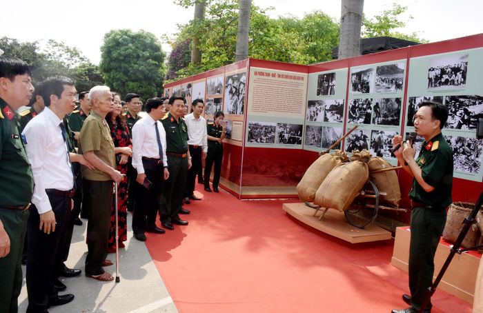  Lãnh đạo Quân khu 4 và tỉnh Nghệ An tham quan triển lãm. Ảnh: Công Kiên 