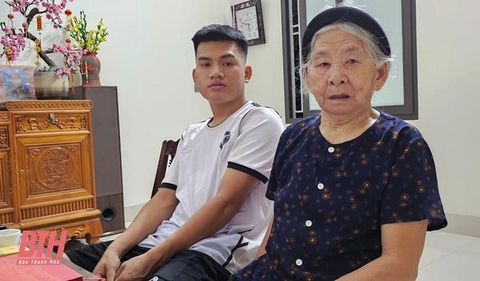 Cựu dân công Nguyễn Thị Út Ngọt cùng người cháu nội.