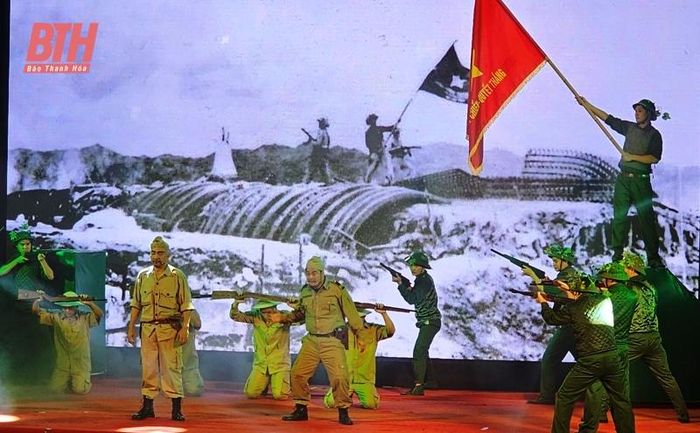 Các diễn viên tái hiện hình ảnh chiến thắng lịch sử Điện Biên Phủ.