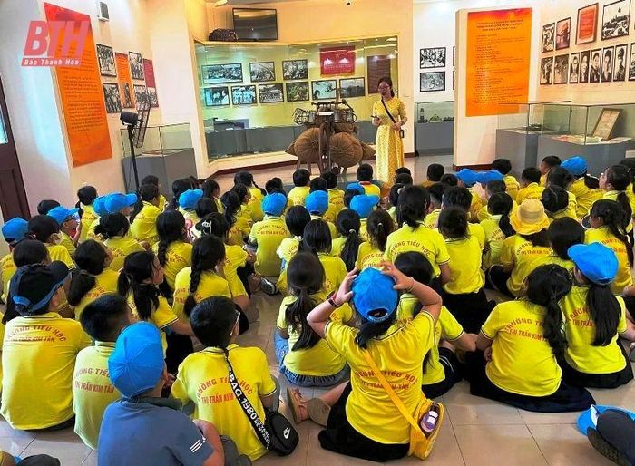Học sinh Thanh Hóa nghe giới thiệu về chiếc xe đạp thồ lịch sử.