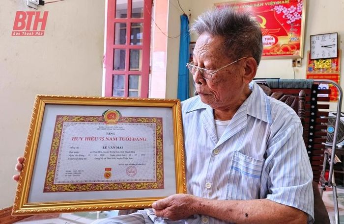 Ông Lê Văn Mai tự hào được góp sức diệt giặc dốt, giặc đói, giặc ngoại xâm.