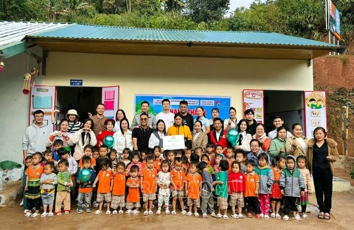 Kết nối xây dựng công trình phòng học cho em và tặng quà học sinh tại điểm trường Huổi Khương, Trường Mầm non Pa Tần.