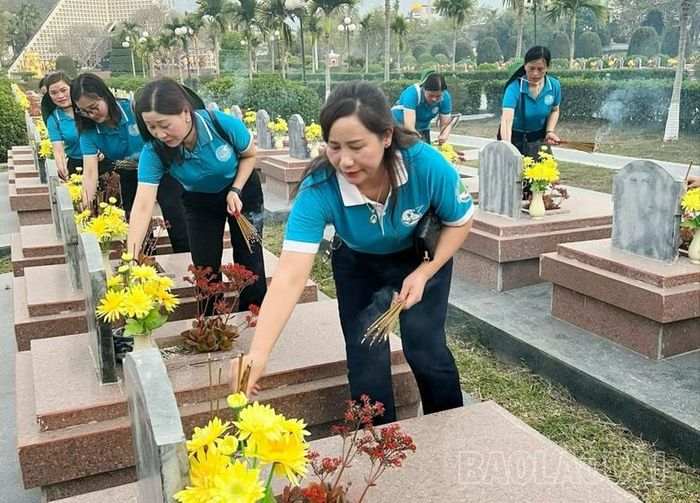Đoàn công tác thắp nén hương thơm cho các anh hùng liệt sĩ tại Nghĩa trang A1.