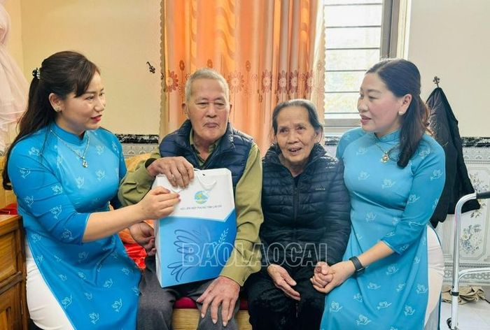 Thăm hỏi, tặng quà gia đình chính sách, chiến sĩ Điện Biên Phủ trên địa bàn tỉnh Điện Biên.