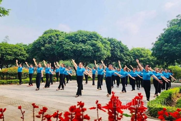 Hội viên phụ nữ tập luyện liên khúc dân vũ hướng về Điện Biên.
