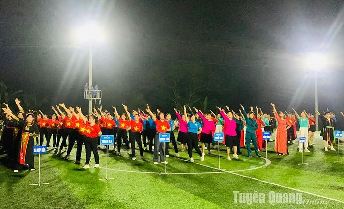 Một tiết mục biểu diễn dân vũ trên nền nhạc sôi động.