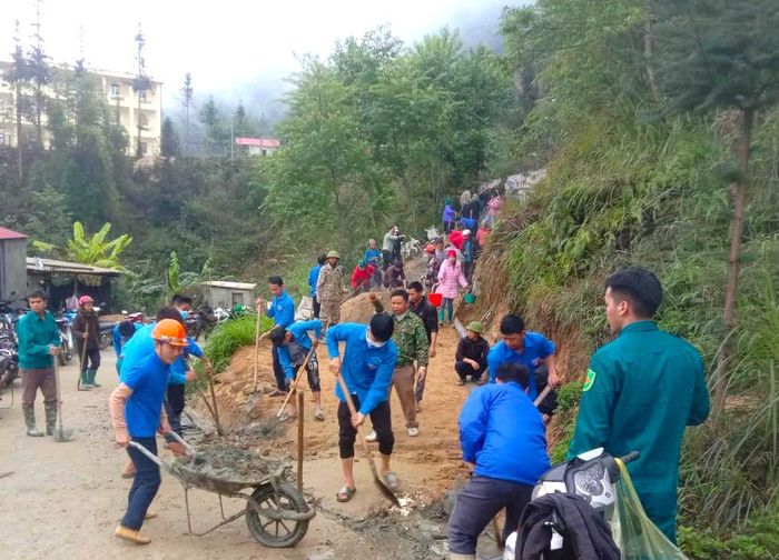 Cán bộ và nhân dân xã Chiến Phố (Hoàng Su Phì) làm đường bê tông nông thôn.