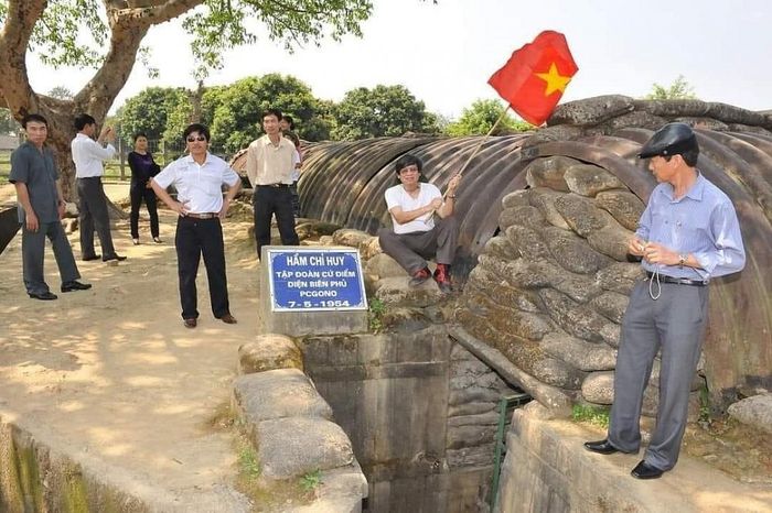 Du khách thăm quan Hầm chỉ huy Tập đoàn cứ điểm Điện Biên Phủ.