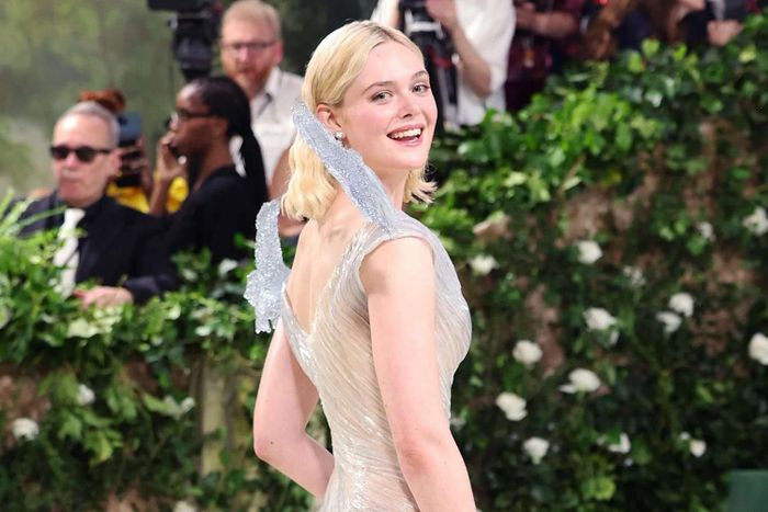  Diễn viên Elle Fanning tiếp tục hóa nàng tiên trong khu vườn cổ tích. Cô diện chiếc váy trong suốt như thủy tinh của nhà mốt Balmain. Đầm đuôi cá tôn dáng, giúp người mặc hoàn toàn ghi điểm. Chi tiết 2 bông hoa 3D điêu khắc ở 2 bên cánh tay thu hút sự chú ý. Mẫu đầm trễ vai giúp Elle Fanning khoe xương quai xanh quyến rũ, vòng một đầy đặn, hoàn thiện tạo hình tiên nữ trong sáng, thuần khiết, nhưng không kém phần gợi cảm. 