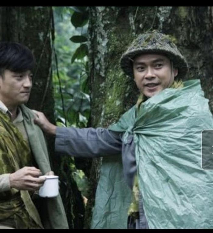 Đại tướng Võ Nguyên Giáp (bên phải, diễn viên Hoàng Lâm Tùng thủ vai) trong phim "Sống cùng lịch sử"