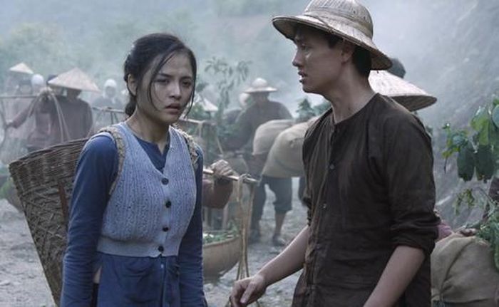 Diễn viên Nguyễn Thu Quỳnh (trái) và Hoàng Tuấn Kiên trong phim "Sống cùng lịch sử"