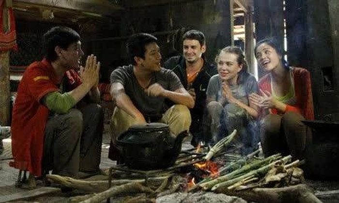 (Từ phải sang): Diễn viên Nguyễn Thu Quỳnh, Zholobova Annastasiya, Nicolas Nguyễn Văn, Đào Chí Nhân và Hoàng Tuấn Kiên trong phim “Sống cùng lịch sử”