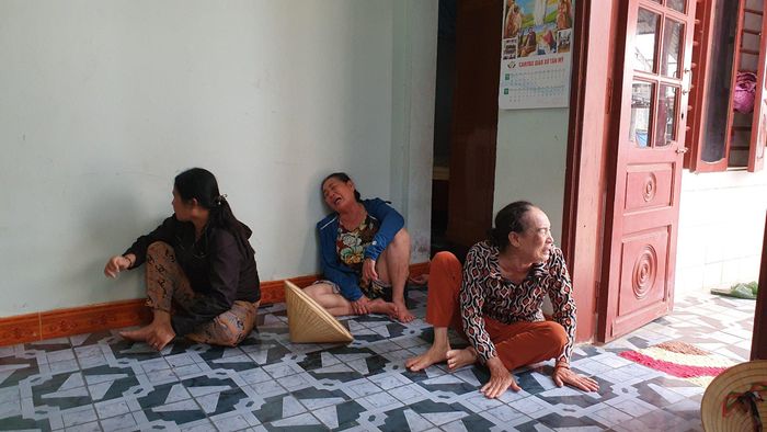  Nhiều người thân mong chờ tin tức ngư dân mất tích 