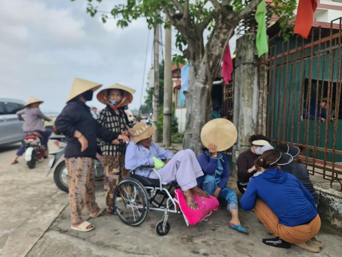  Người làng biển ngóng trông người mất tích 