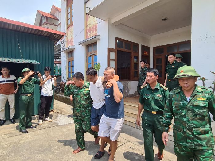  Đưa ngư dân gặp nạn đi viện chữa trị 
