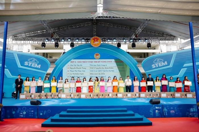 Ban tổ chức trao giải cho các các nhân, tập thể xuất sắc