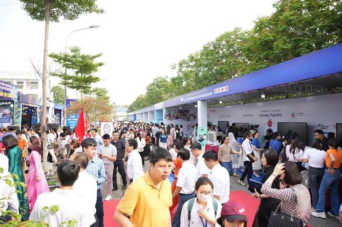 Khách mời tham quan gian hàng tại sự kiện “Ngày hội Công nghệ thông tin và STEM ngành Giáo dục và Đào tạo Hà Nội năm 2024
