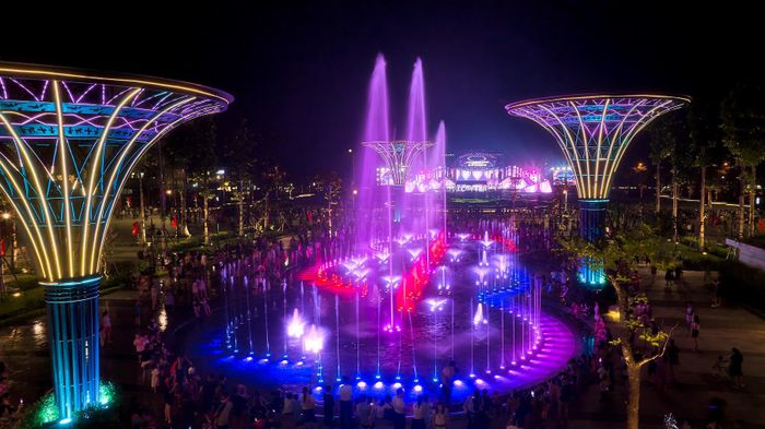 Show trình diễn nhạc nước đẳng cấp chỉ cách dự án The Pathway “vài bước” di chuyển. Ảnh: Sun Property 