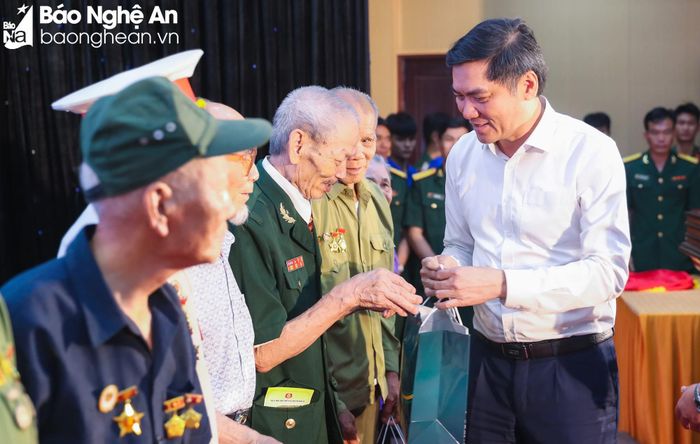 Đồng chí Hoàng Nghĩa Hiếu - Phó Bí thư Tỉnh ủy tặng quà cho các chiến sĩ Điện Biên. Ảnh: Đức Anh 