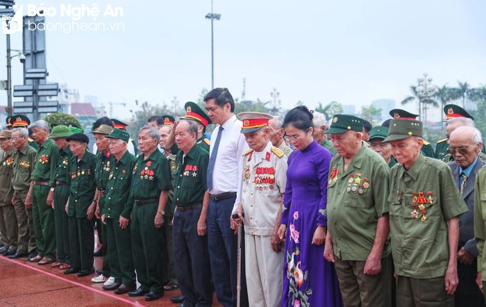  Các cựu chiến binh, cựu thanh niên xung phong, cựu dân công hỏa tuyến từng trực tiếp tham gia chiến dịch Điện Biên Phủ dâng hoa tưởng niệm Chủ tịch Hồ Chí Minh tại Quảng trường Hồ Chí Minh. Ảnh: Đức Anh 