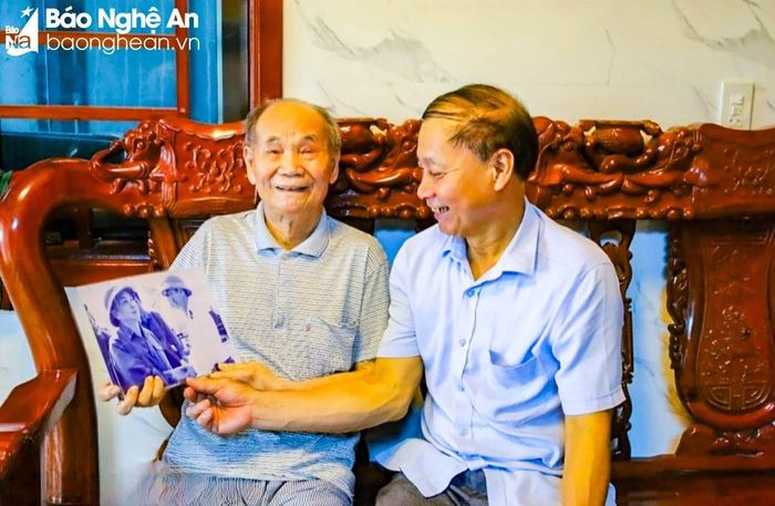  Cựu chiến binh Võ Nguộc cùng những bức ảnh chụp trong Chiến dịch Điện Biên Phủ. Ảnh: NVCC 