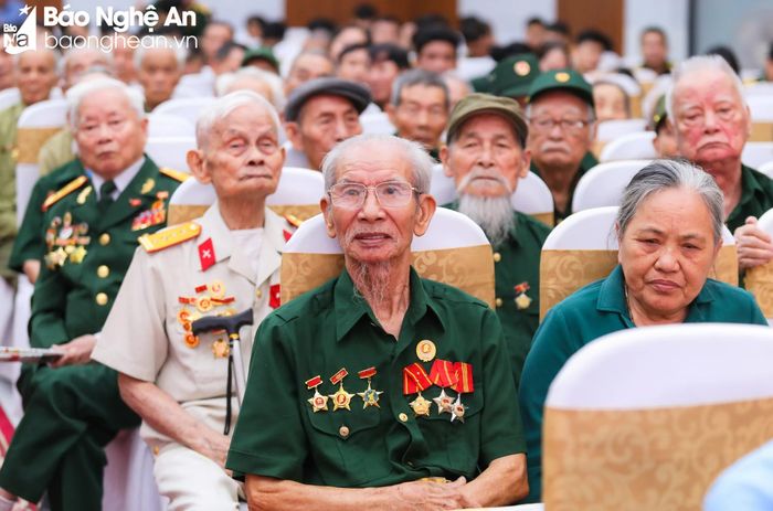  Các cựu chiến binh, cựu thanh niên xung phong, cựu dân công hỏa tuyến tại buổi gặp mặt chiến sĩ Điện Biên, thanh niên xung phong, dân công hỏa tuyến nhân kỷ niệm 70 năm Chiến thắng Điện Biên Phủ. Ảnh: Đức Anh 