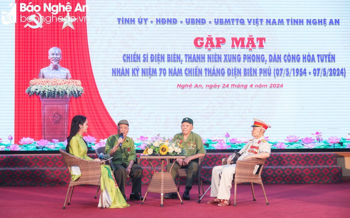  Ông Phạm Ngọc Hòa - Cựu thanh niên xung phong từng trực tiếp tham gia Chiến dịch Điện Biên Phủ chia sẻ hồi ức tại buổi gặp mặt chiến sĩ Điện Biên, thanh niên xung phong, dân công hỏa tuyến nhân kỷ niệm 70 năm Chiến thắng Điện Biên Phủ. Ảnh: Đức Anh 