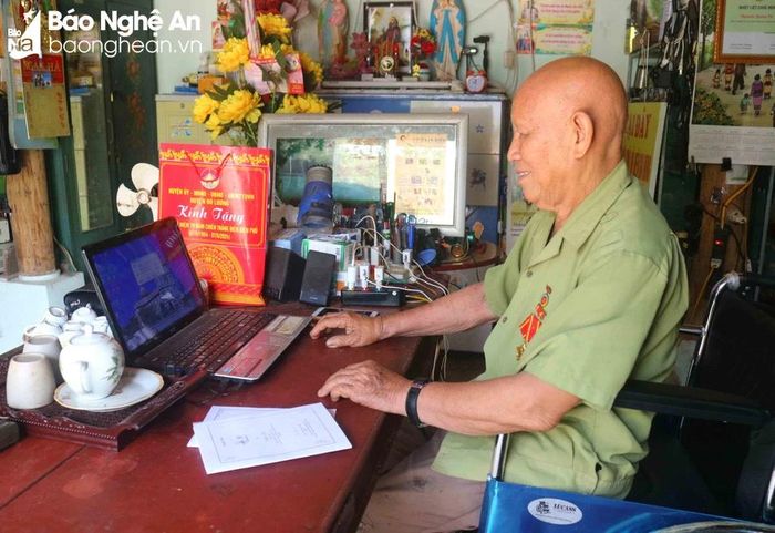  Cụ Cử sử dụng máy tính, máy in khá thành thạo. Ảnh: Huy Thư 