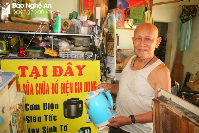 Cụ Cử làm nghề sửa chữa đồ điện gia dụng. Ảnh: Huy Thư 