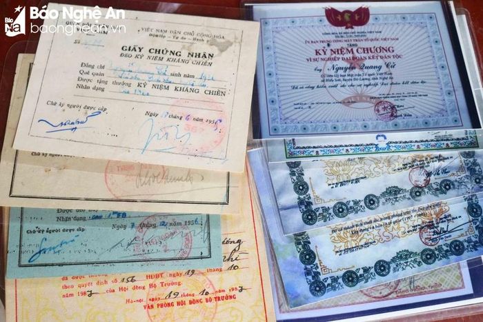  Giấy chứng nhận được trao tặng, Huân, Huy chương, Kỷ niệm chương của cụ Cử. Ảnh: Huy Thư 