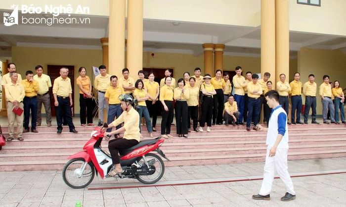  Hướng dẫn kỹ năng tham gia giao thông qua sa hình, lái xe trên mô hình. Ảnh: PV 