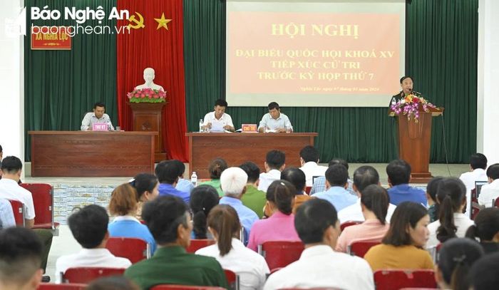  Toàn cảnh buổi tiếp xúc cử tri tại huyện Nghĩa Đàn. Ảnh: Thành Cường 