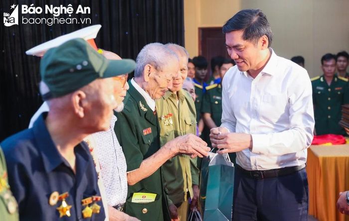  Đồng chí Hoàng Nghĩa Hiếu - Phó Bí thư Tỉnh ủy tặng quà cho các chiến sĩ Điện Biên tại buổi gặp mặt chiến sĩ Điện Biên, thanh niên xung phong, dân công hỏa tuyến nhân kỷ niệm 70 năm Chiến thắng Điện Biên Phủ được tổ chức vào cuối tháng 4 vừa qua. Ảnh: Đức Anh 