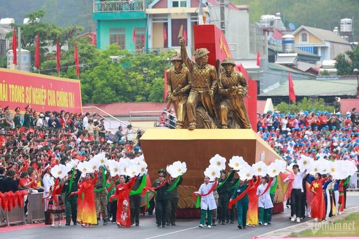  Xe mô hình biểu tượng 70 năm Chiến thắng Điện Biên Phủ. 