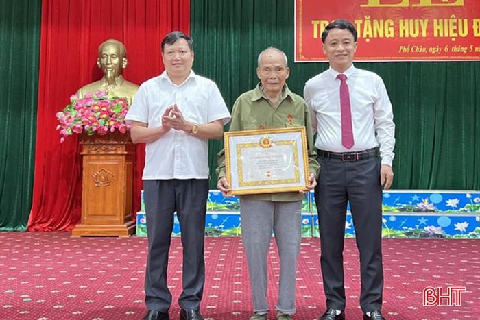  Trước đó, lãnh đạo huyện Hương Sơn trao Huy hiệu 65 năm tuổi Đảng cho đảng viên Nguyễn Viết Trình (SN 1930, TDP 11, thị trấn Phố Châu, huyện Hương Sơn) 