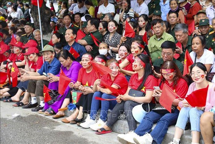Đông đảo người dân có mặt từ rất sớm tại các tuyến đường để theo dõi các khối diễu binh, diễu hành đi qua.