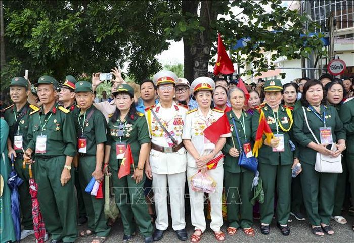 Đoàn Cựu chiến binh khắp các tỉnh, thành cũng về Điện Biên xem diễu binh, diễu hành.