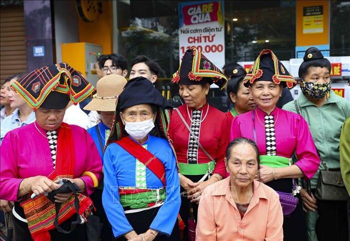 Đồng bào dân tộc Thái ở các bản làng về theo dõi diễu binh, diễu hành trên các tuyến phố.