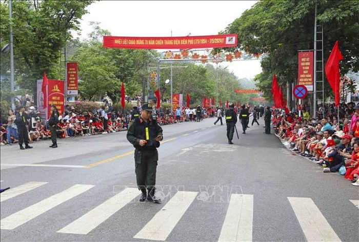 Người dân phủ kín hai bên đường Hoàng Văn Thái để theo dõi diễu binh, diễu hành.