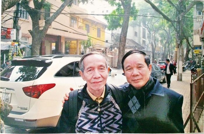 Nhà báo Phạm Phú Bằng (bên trái) và tác giả bài viết