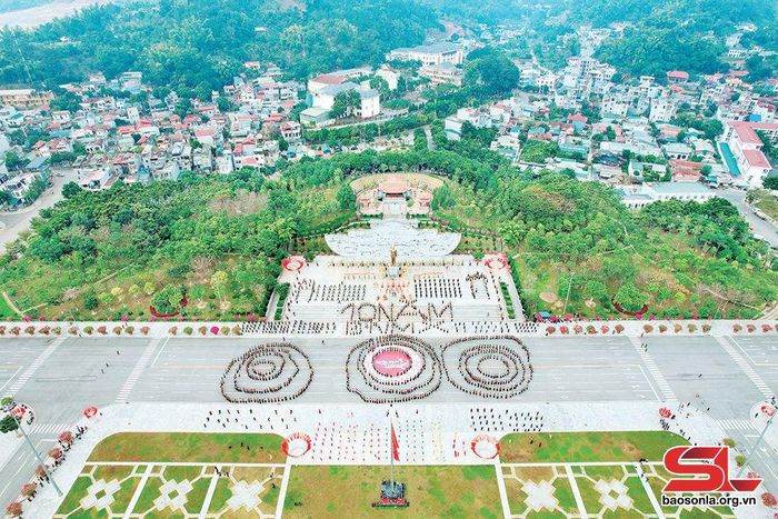 Toàn cảnh chương trình Bước nhảy mùa xuân 2024 tại Quảng trường Tây Bắc. Ảnh: PV