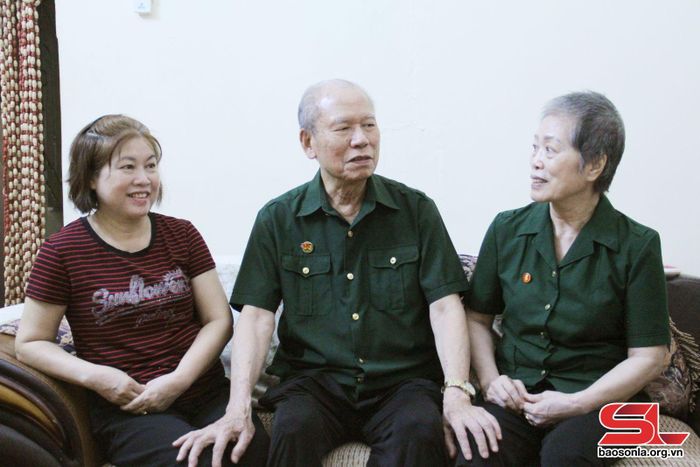 Ông Trần Minh Dũng hào hứng kể lại kỷ niệm tham gia chiến đấu Chiến dịch Điện Biên Phủ.