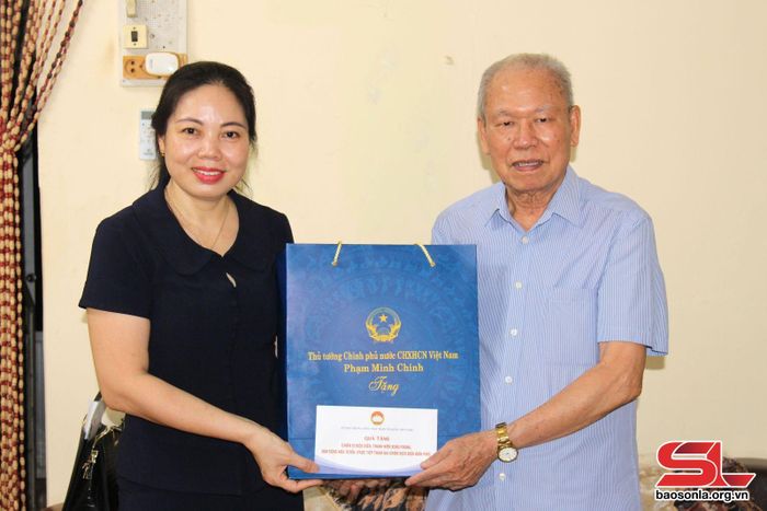 Ủy ban MTTQ Việt Nam tỉnh chuyển trao quà của Thủ tướng Chính phủ cho Cựu chiến binh Trần Minh Dũng trực tiếp tham gia Chiến dịch Điện Biên Phủ.