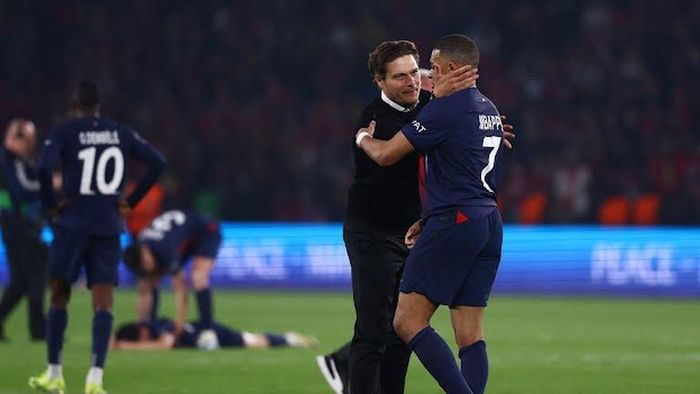  Nỗi buồn hiện rõ trên gương mặt của Mbappe khi tiếng còi mãn cuộc vang lên. Mbappe gặt hái vô số danh hiệu trong 7 năm khoác áo PSG, nhưng chiếc cúp tai voi vẫn cứ lẩn tránh cầu thủ này. 